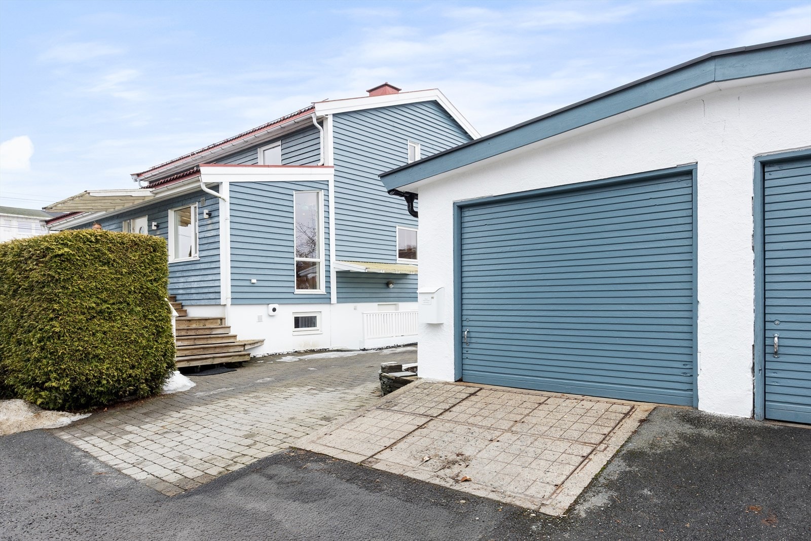 Halvpart av felles garasjeplass - plass til venstre følger boligen Galleribilde