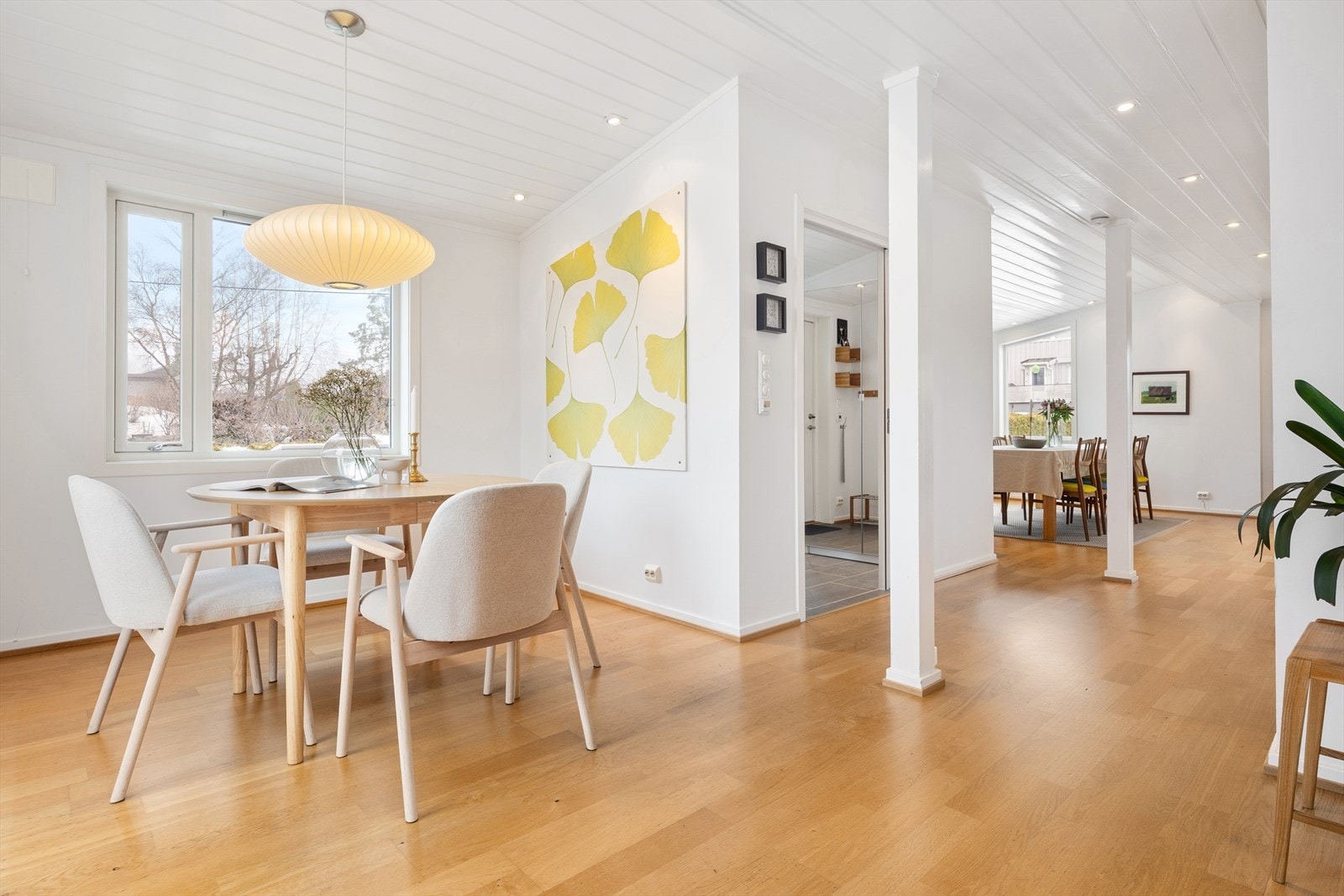 Lys og hyggelig spiseplass på kjøkkenet Galleribilde