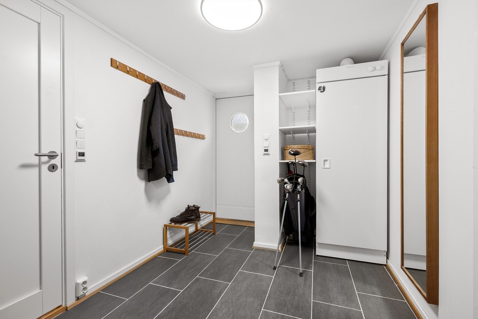 I underetasjen er det egen inngang. Et romslig flislagt inngangsparti med gulvvarme. Galleribilde