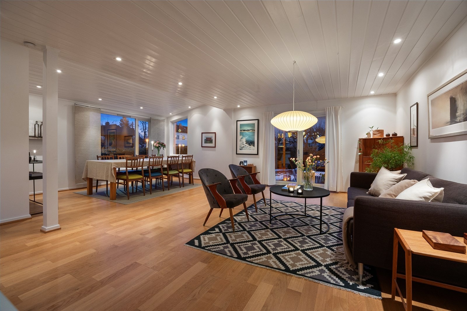 Stor åpen stue/spisestue med utgang til terrasse og hage. Huset ble påbygget i 2008 Galleribilde