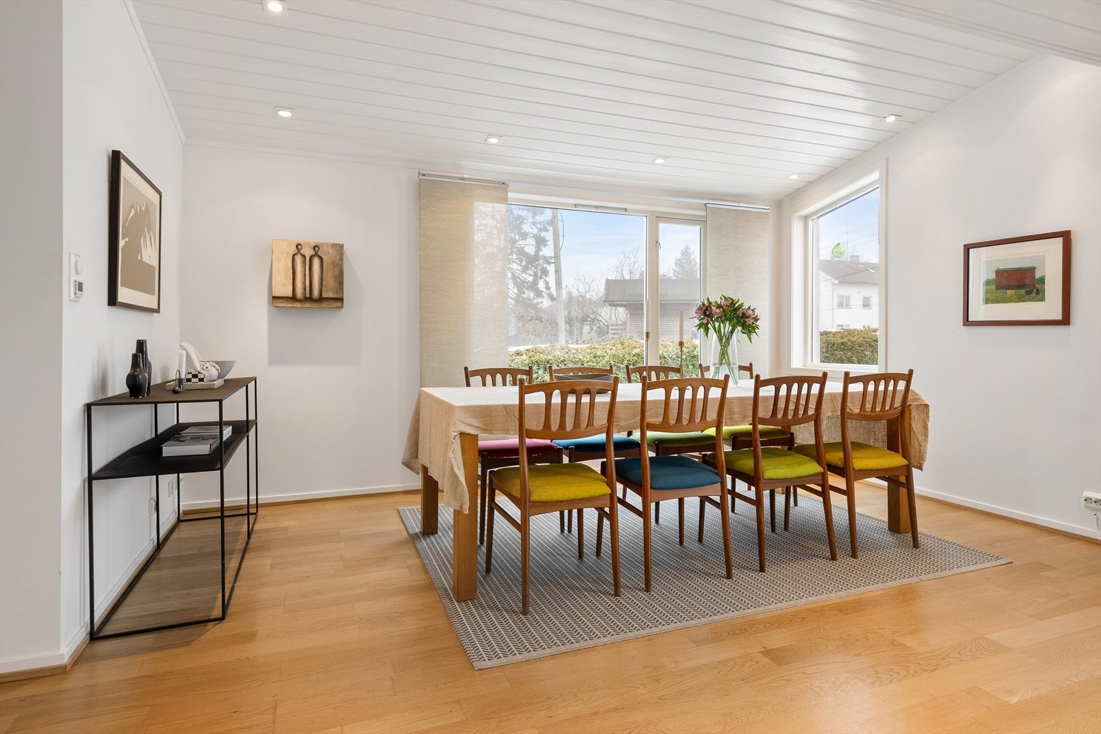 Spisestuen har en naturlig plassering i rommet og her er det god plass til større selskap Galleribilde