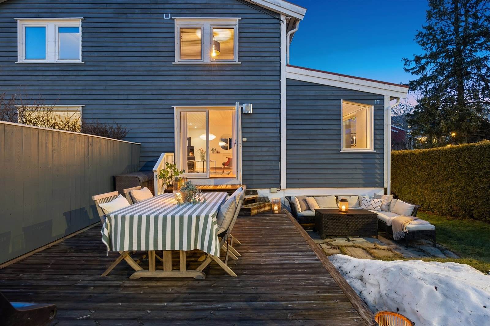 Stor solrik uteplass og skjermet hage Galleribilde