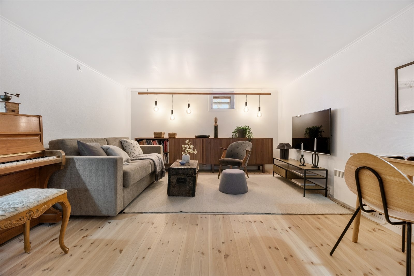 En romslig kjellerstue som egner seg godt som TV-stue eller ungdomsstue. Galleribilde