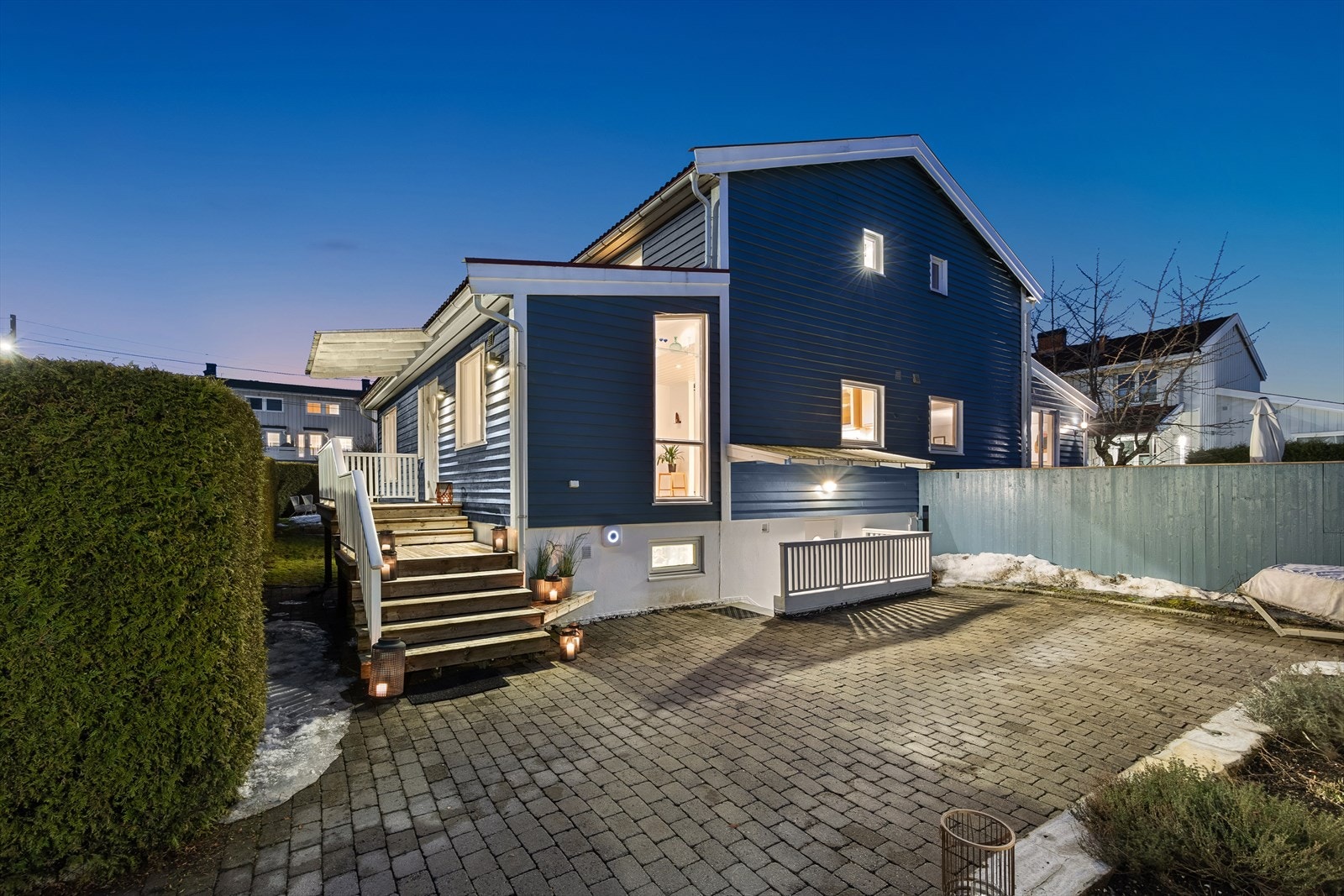 Pågygget i 2008. Biloppstillingsplass med el-bil lader. Egen inngang til kjeller. Galleribilde