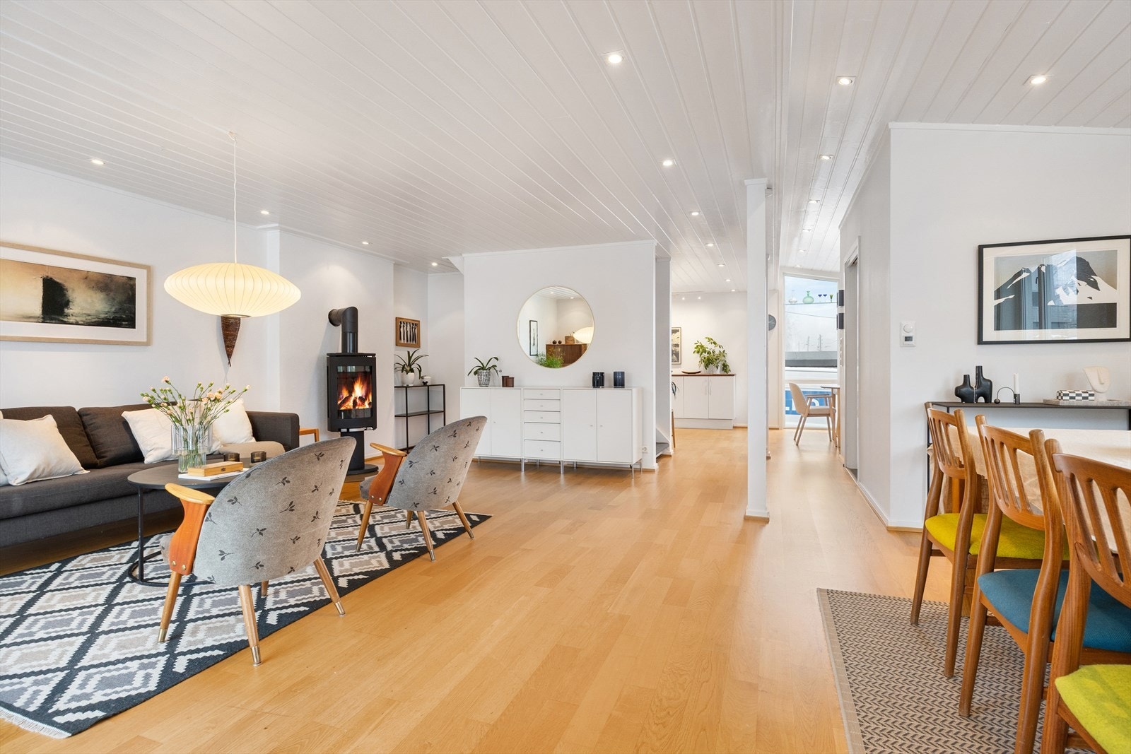 Oppholdsrommet er både romslig og innbydende med gjennomlysning fra 3 sider av boliger Galleribilde