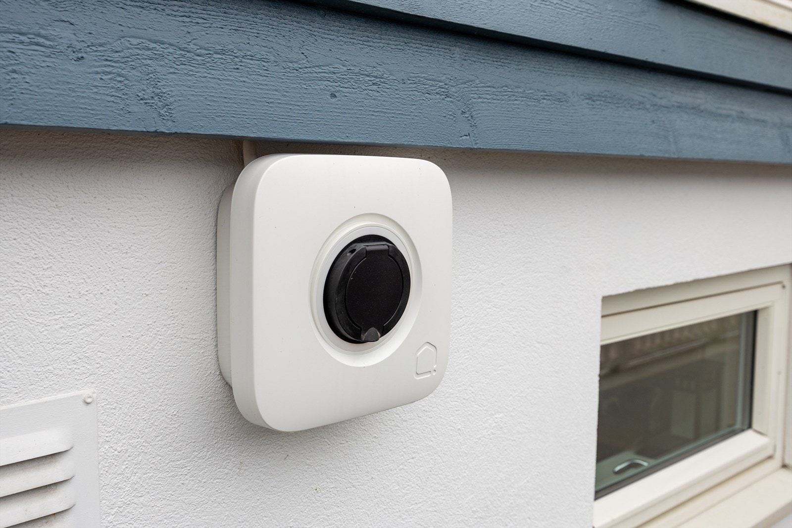 El-bil lader rett utenfor døren Galleribilde