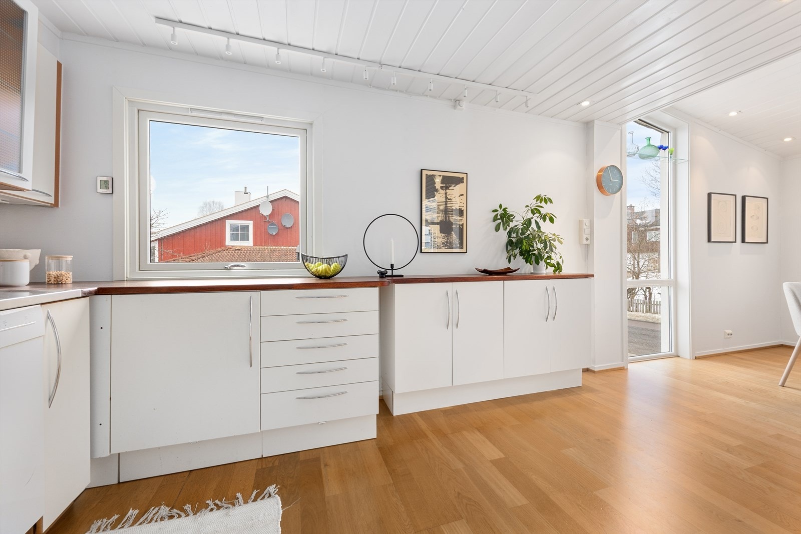 Heltre benkeplater som er slipt og oljet i 2026. Galleribilde