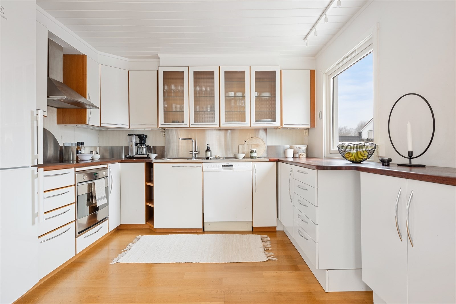 Fint kjøkken med god skap-og benkeplass. Galleribilde