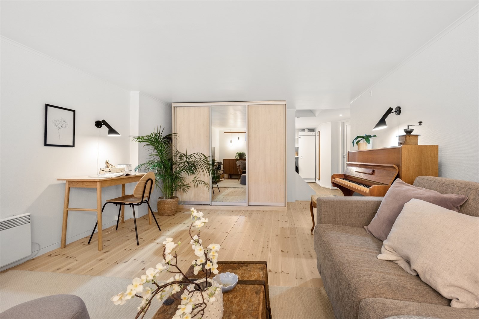 Kjellerstue med plassbygget skyvedørsgarderobe. Piano kan følge etter avtale. Galleribilde
