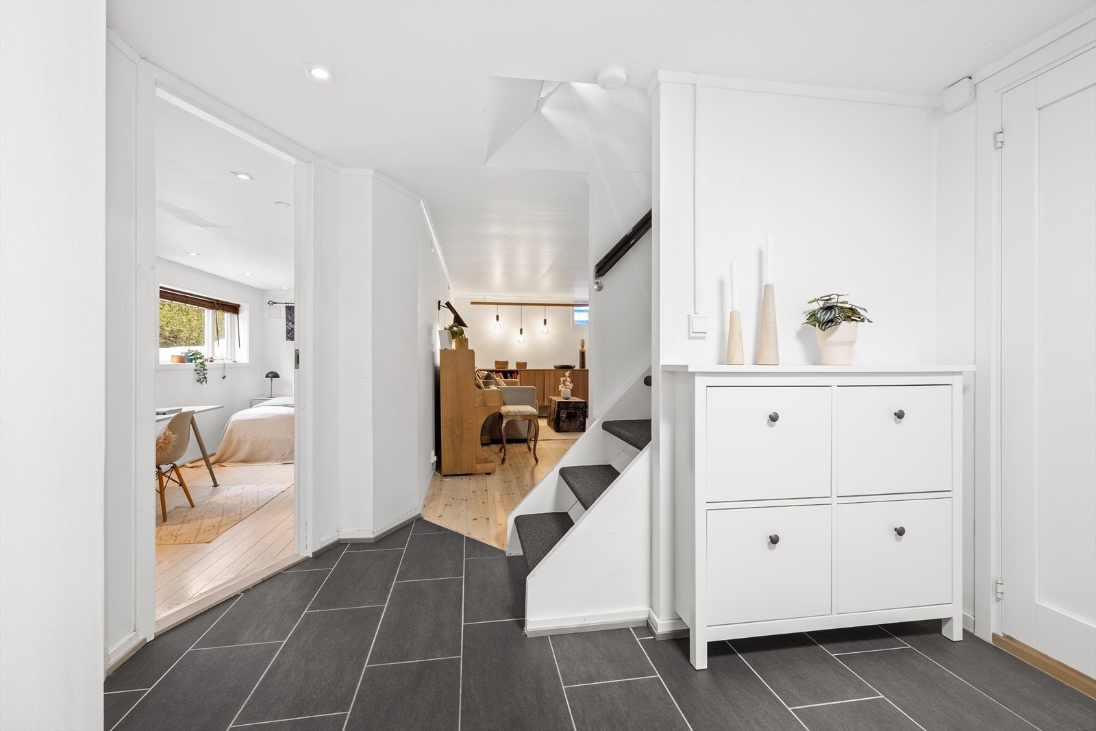 Romslig entré/hall mot kjellerstue og soverom Galleribilde