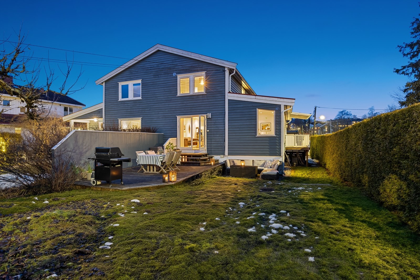 Velkommen til Linhusveien 17 - Vertikaldelt familiebolig påbygget i 2008. 4 soverom, 2 bad, egen inngang til kjeller, garasjeplass og biloppstillingsplass. (Snø er fjernet med KI redigering) Foto: Wlodek. Galleribilde