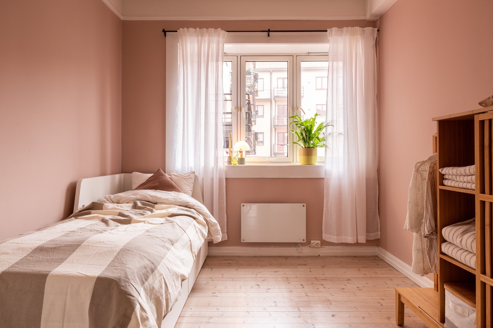 - Soverom 2 vender også mot rolig indre gårdsrom - Galleribilde