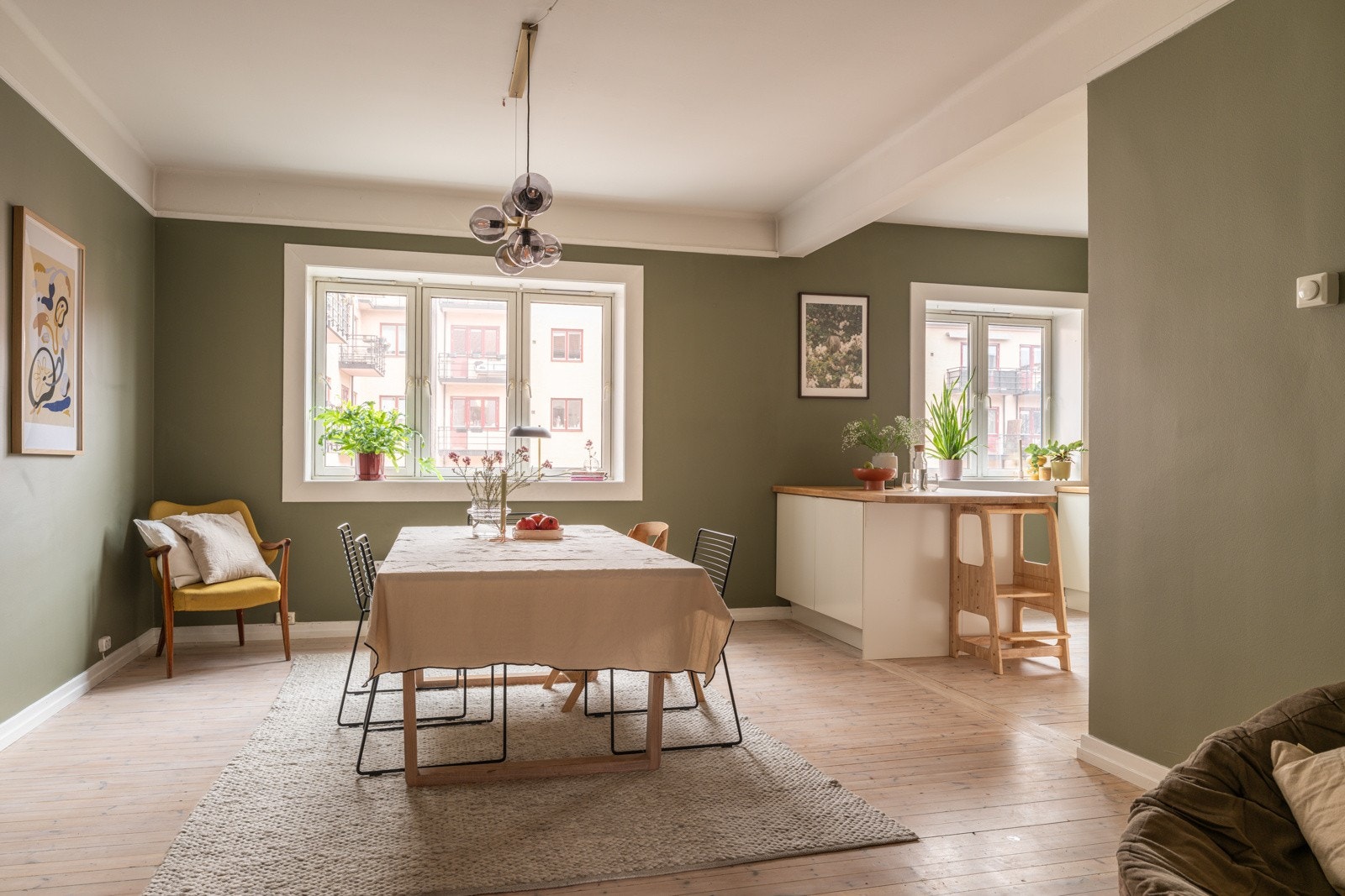 - Stor, luftig spisestue med åpen løsning mot kjøkken. Dette rommet kan ombygges til soverom nr 3 ved å sette opp lettvegg - Galleribilde