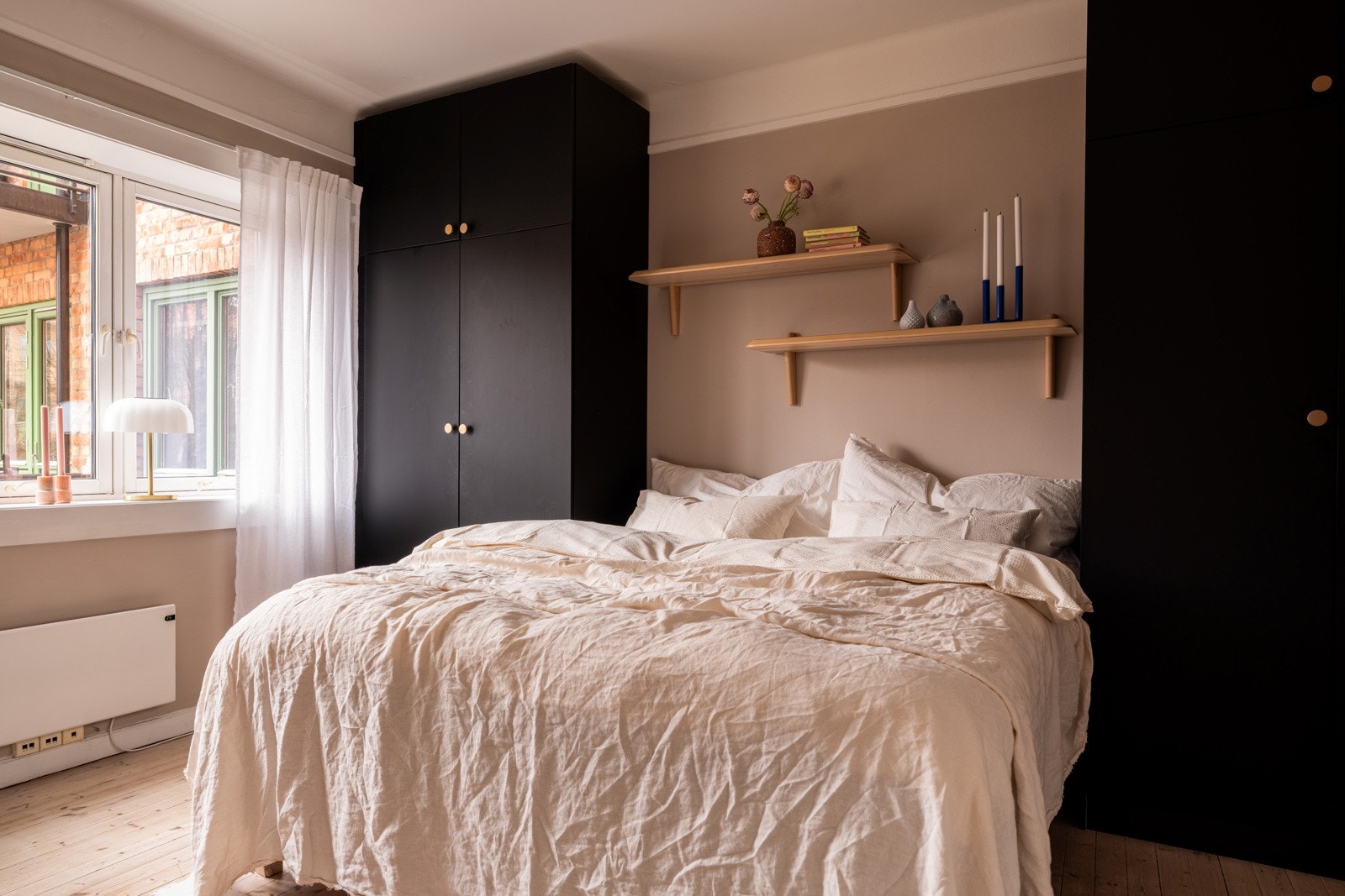 - Romslig hovedsoverom vendt mot rolig indre gårdsrom - Galleribilde