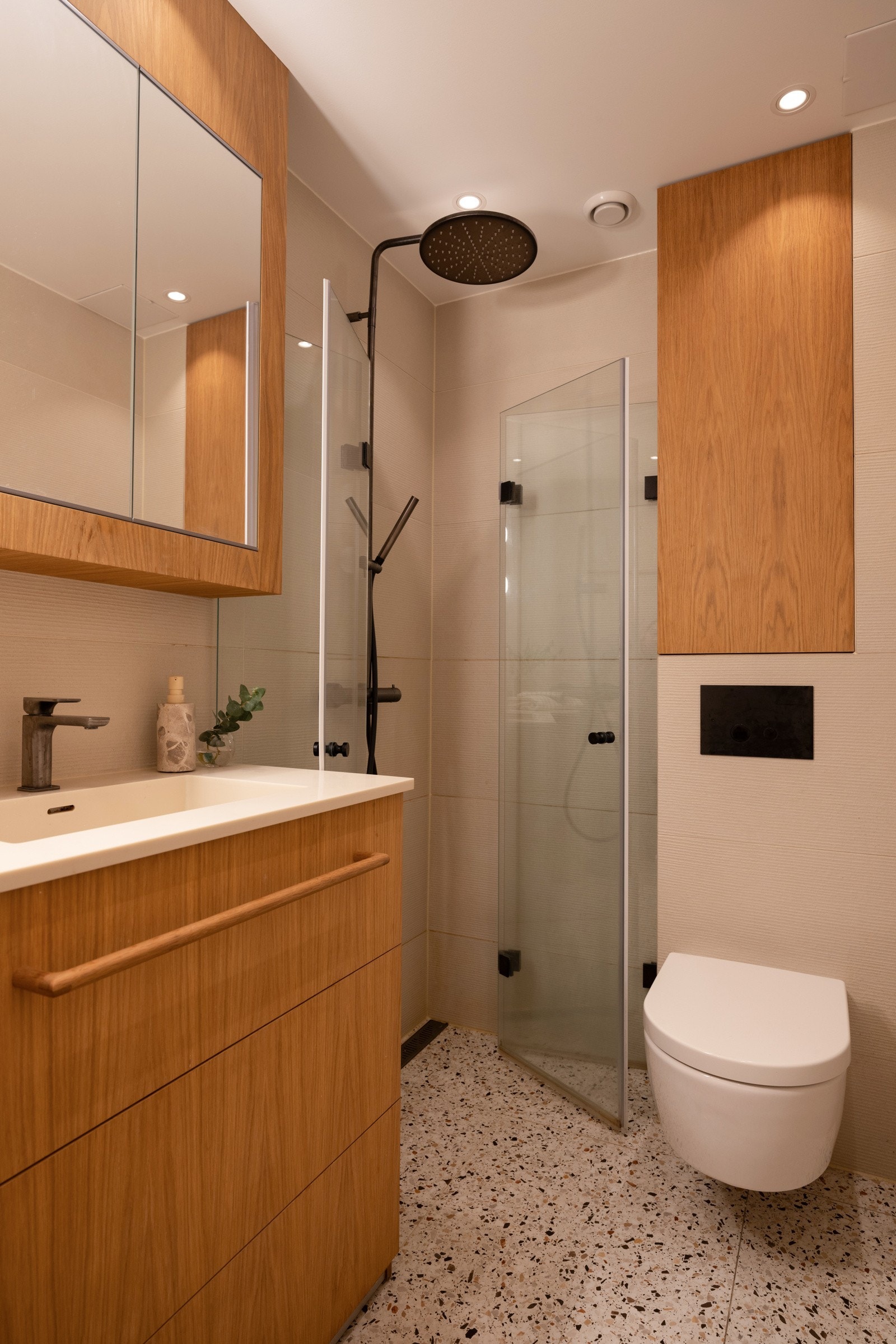 - Dusjnisje med innfellbare dusjdører, vegghengt toalett og innfelt skap i vegg - Galleribilde