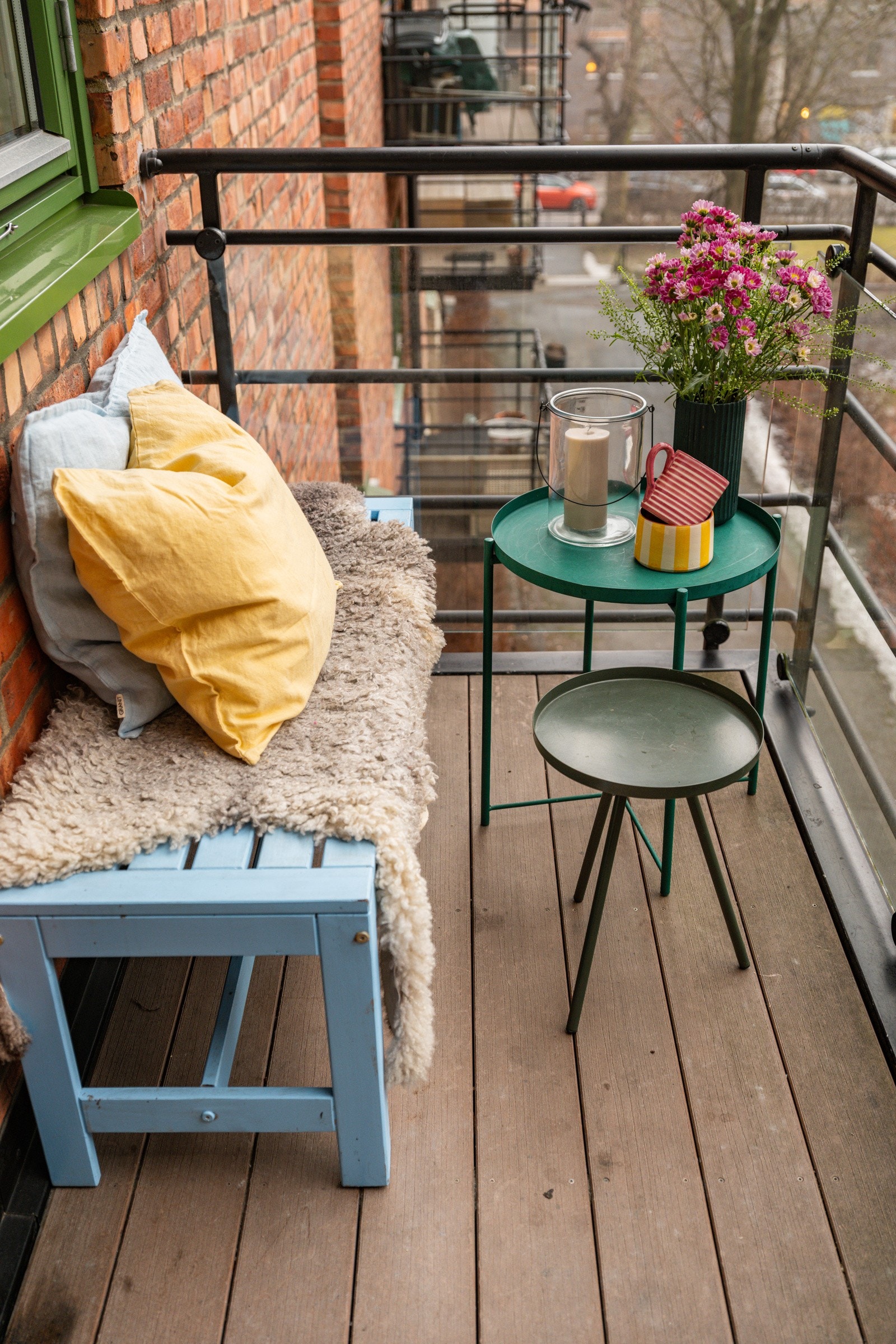 - Det er lagt trebord på gulvet på balkongen - Galleribilde