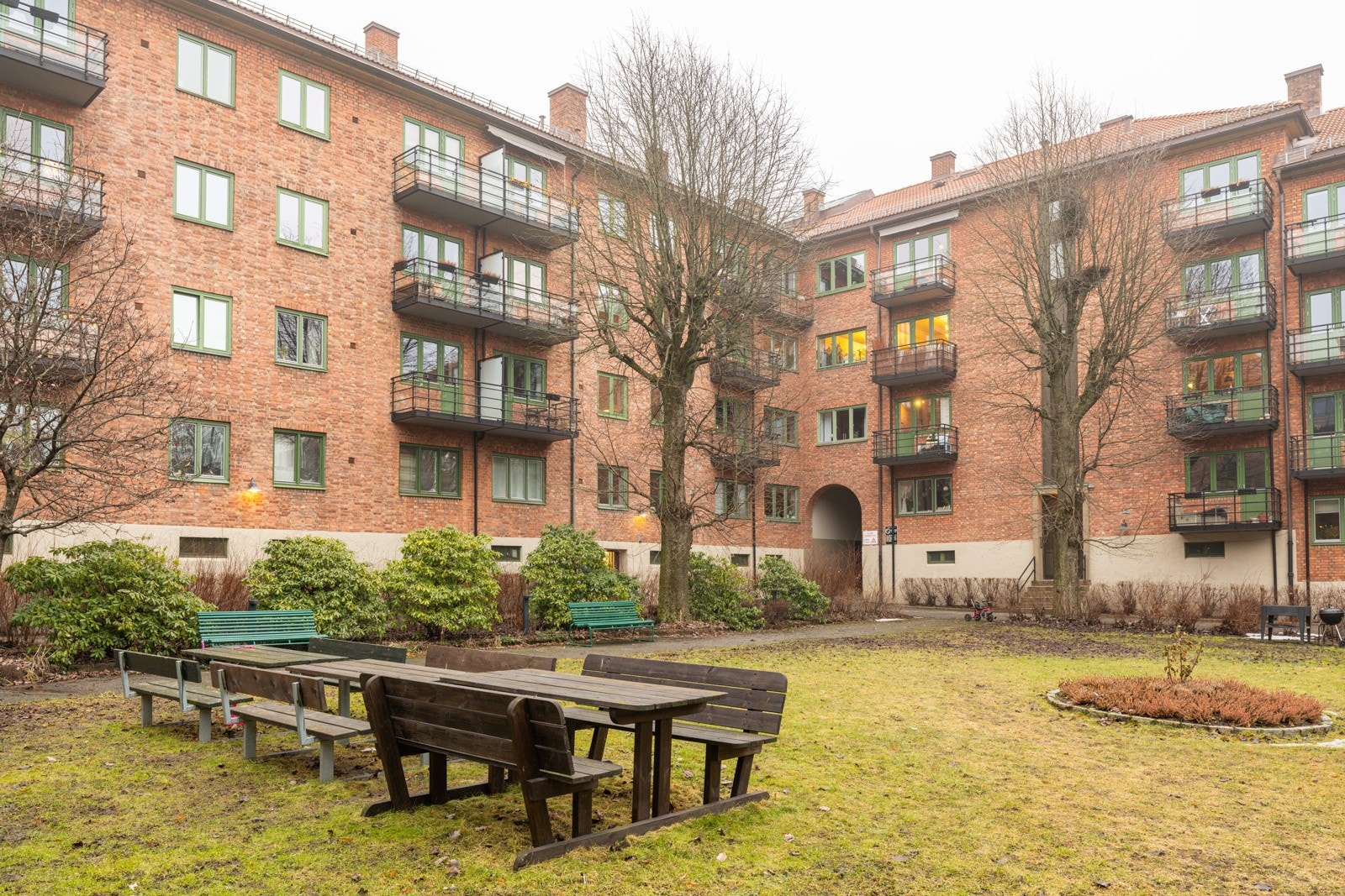 - Sittegrupper, lekeapparater, parsellhage, grill, plen, planter, busker og trær - Galleribilde