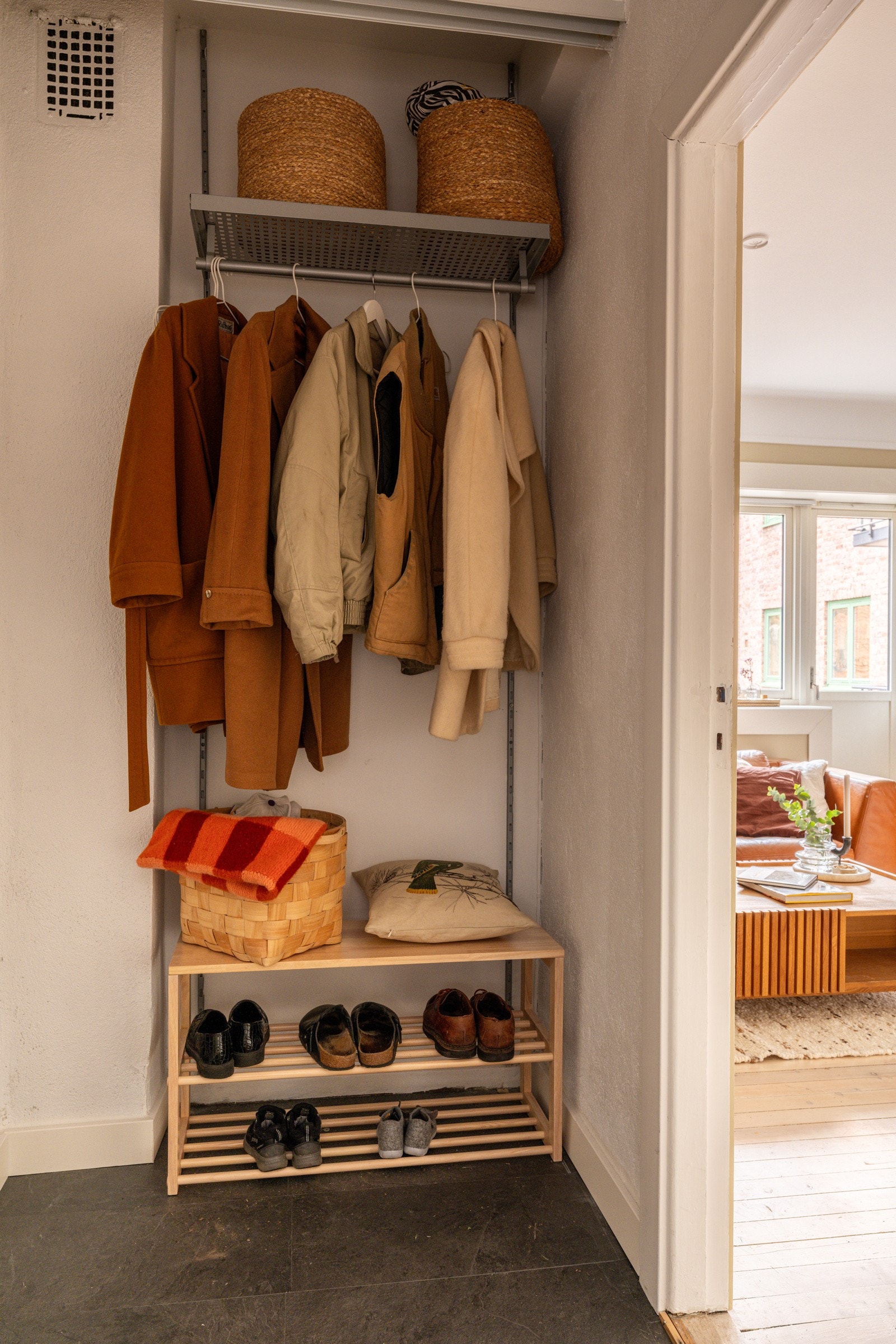 - Smart garderobeløsning med oppheng og hyller samt plass til klær og sko - Galleribilde