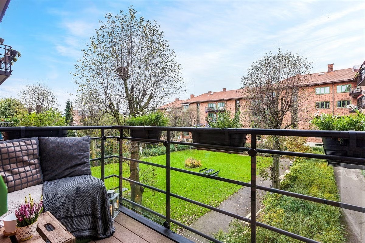 - Vårbilde av balkongen som har sol fra ca kl 13:00 - 20:00 sommerstid - Galleribilde