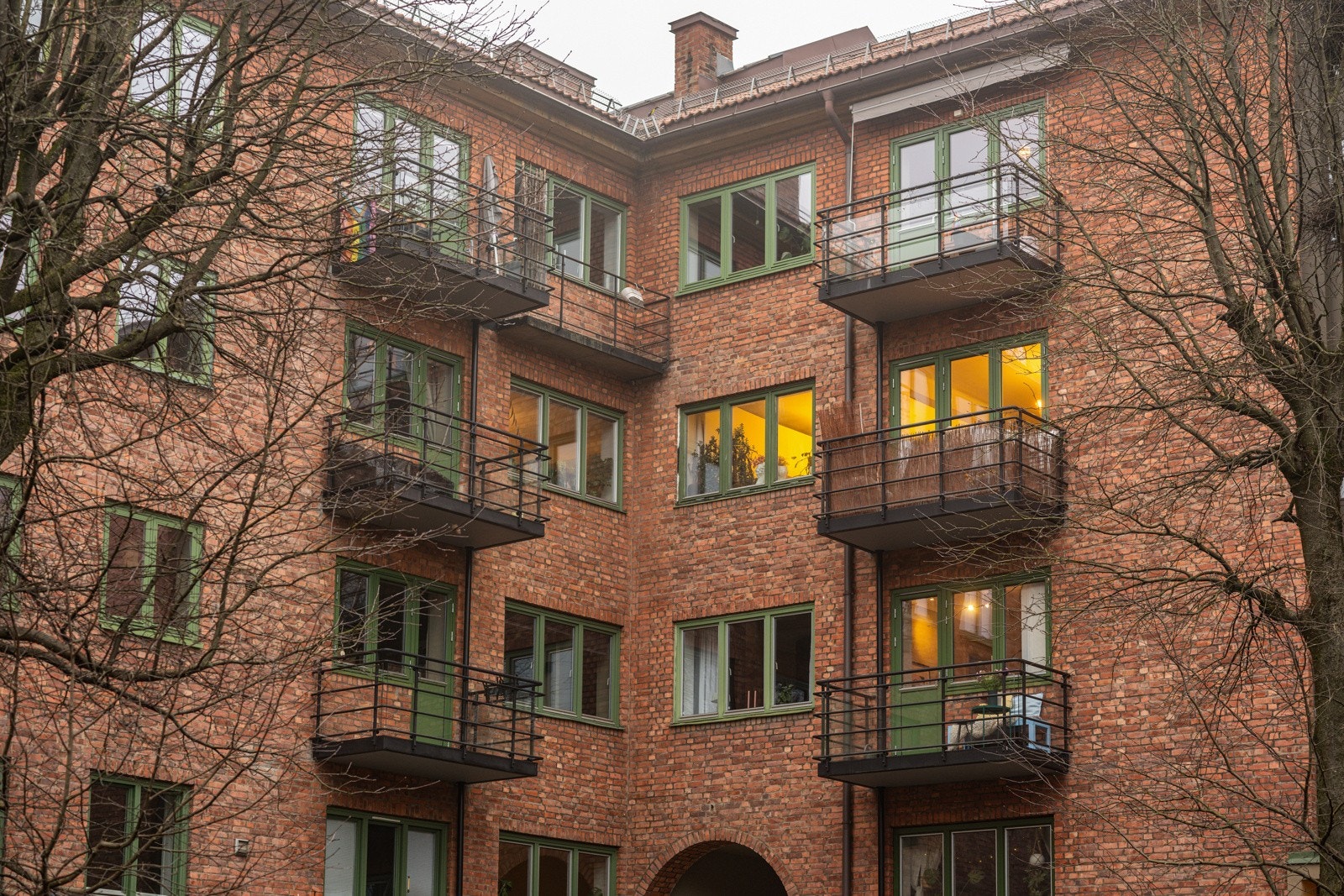 - Fasade mot indre gård. Leiligheten ligger i 2. etasje - Galleribilde