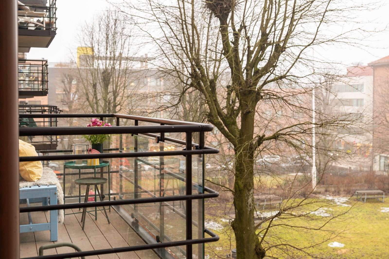 - Balkongen har plass til liten sittegruppe og beplantning - Galleribilde