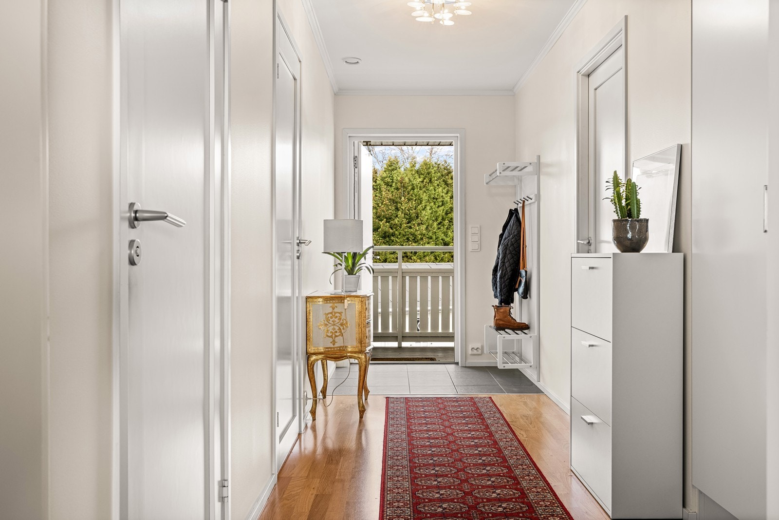 Inngangspartiet gir en behagelig velkomst med flislagt gulv og varmekabler. Galleribilde