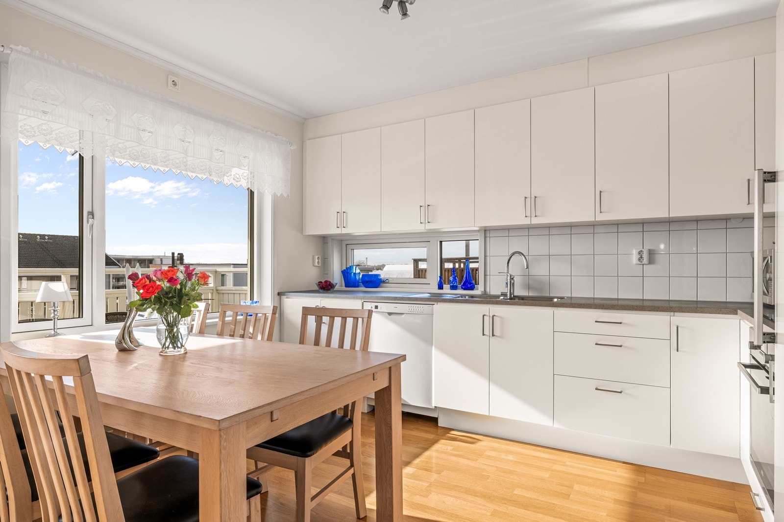 Kjøkkenet er utstyrt med integrert komfyr, platetopp og oppvaskmaskin. Galleribilde