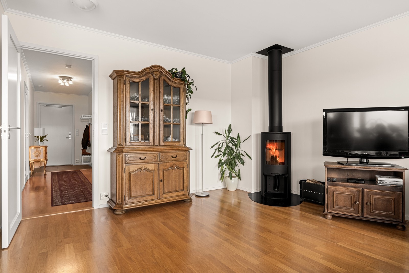 Gjennomgående parkett og slettmalte flater fra byggeåret 2018. Galleribilde