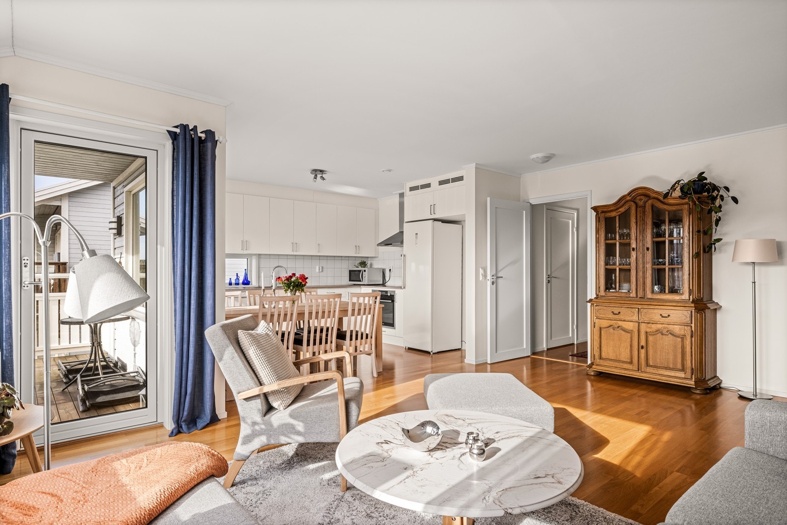 Pen 3-roms selveierleilighet i firemannsbolig, oppført i 2018 beliggende i et nyere boligfelt på Halmstad. Galleribilde