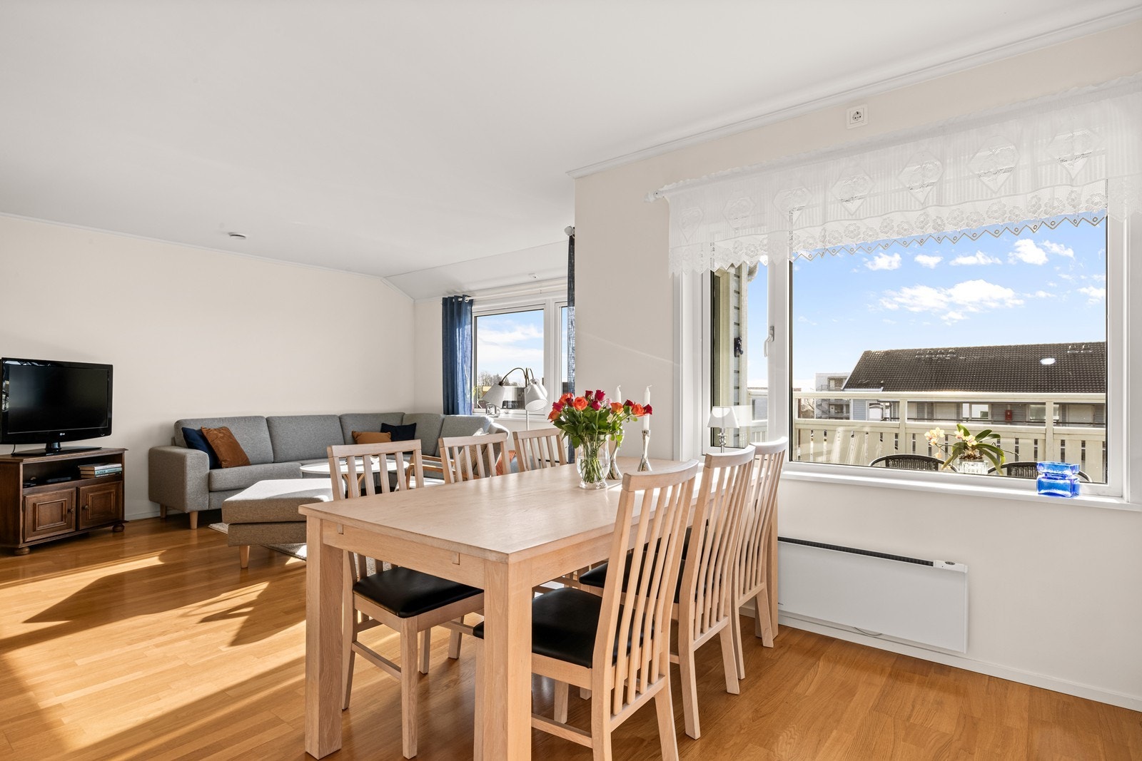 Leiligheten har en åpen og sosial planløsning, hvor stue og kjøkken er et samlet allrom. Galleribilde