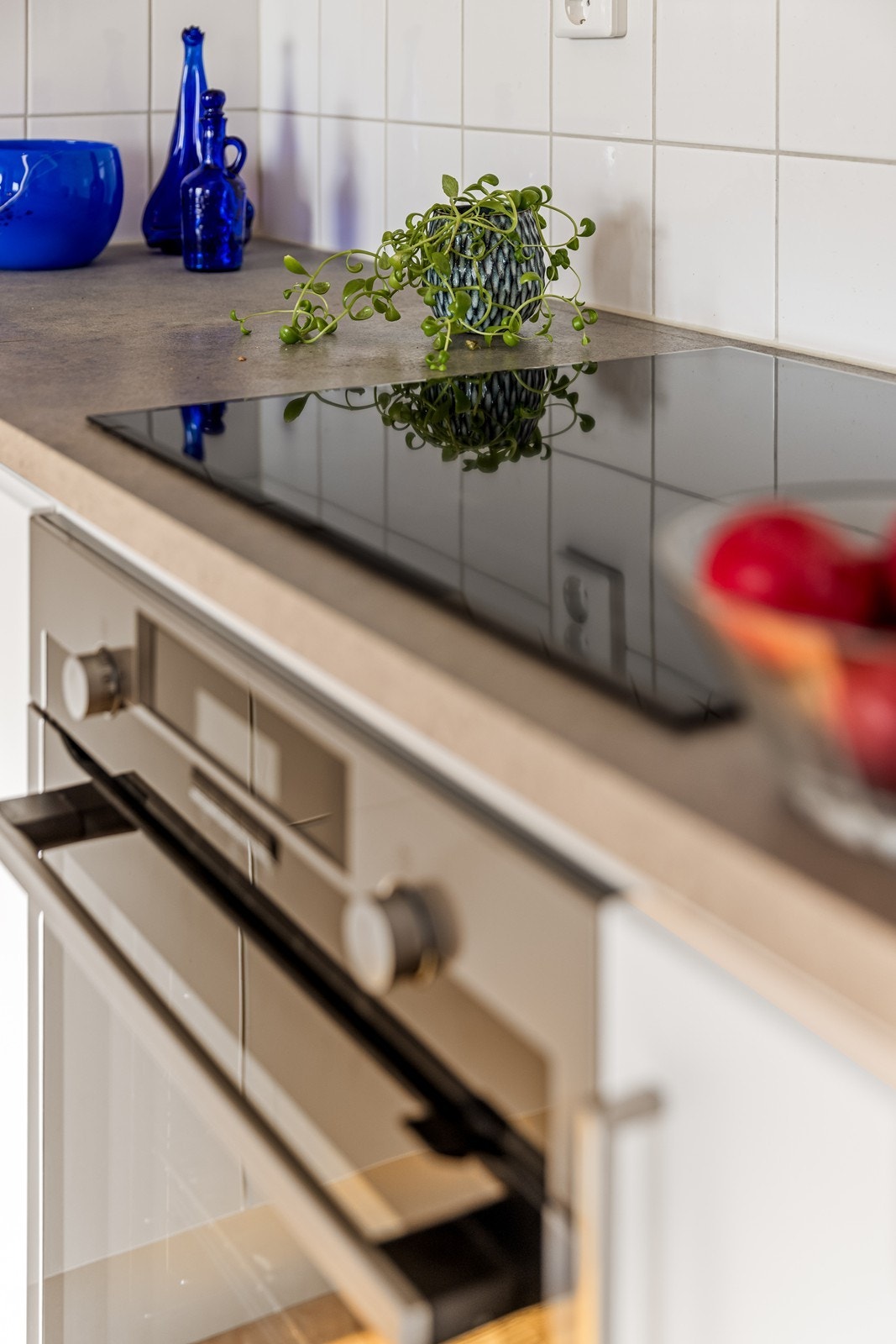 Kjøkkenventilator med avtrekk rett ut sørger for god utlufting under matlaging. Galleribilde