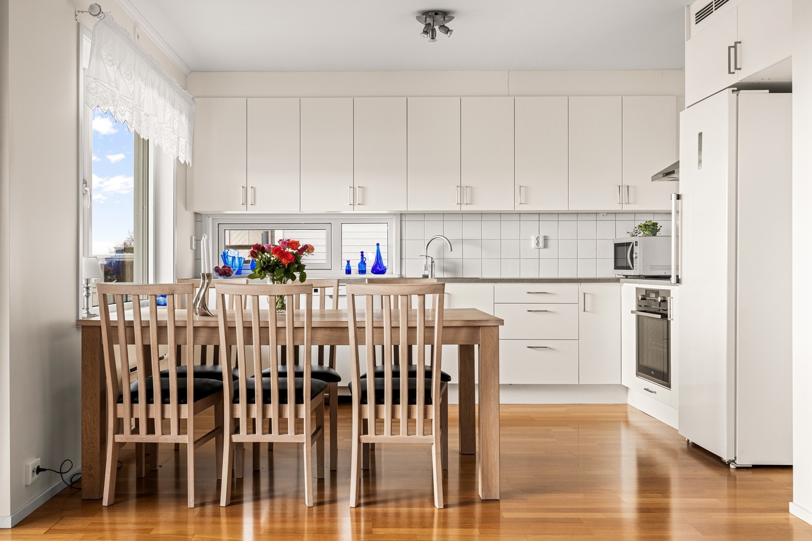 Kjøkkeninnredning fra byggeåret med slette fronter og laminatbenkeplate. Galleribilde