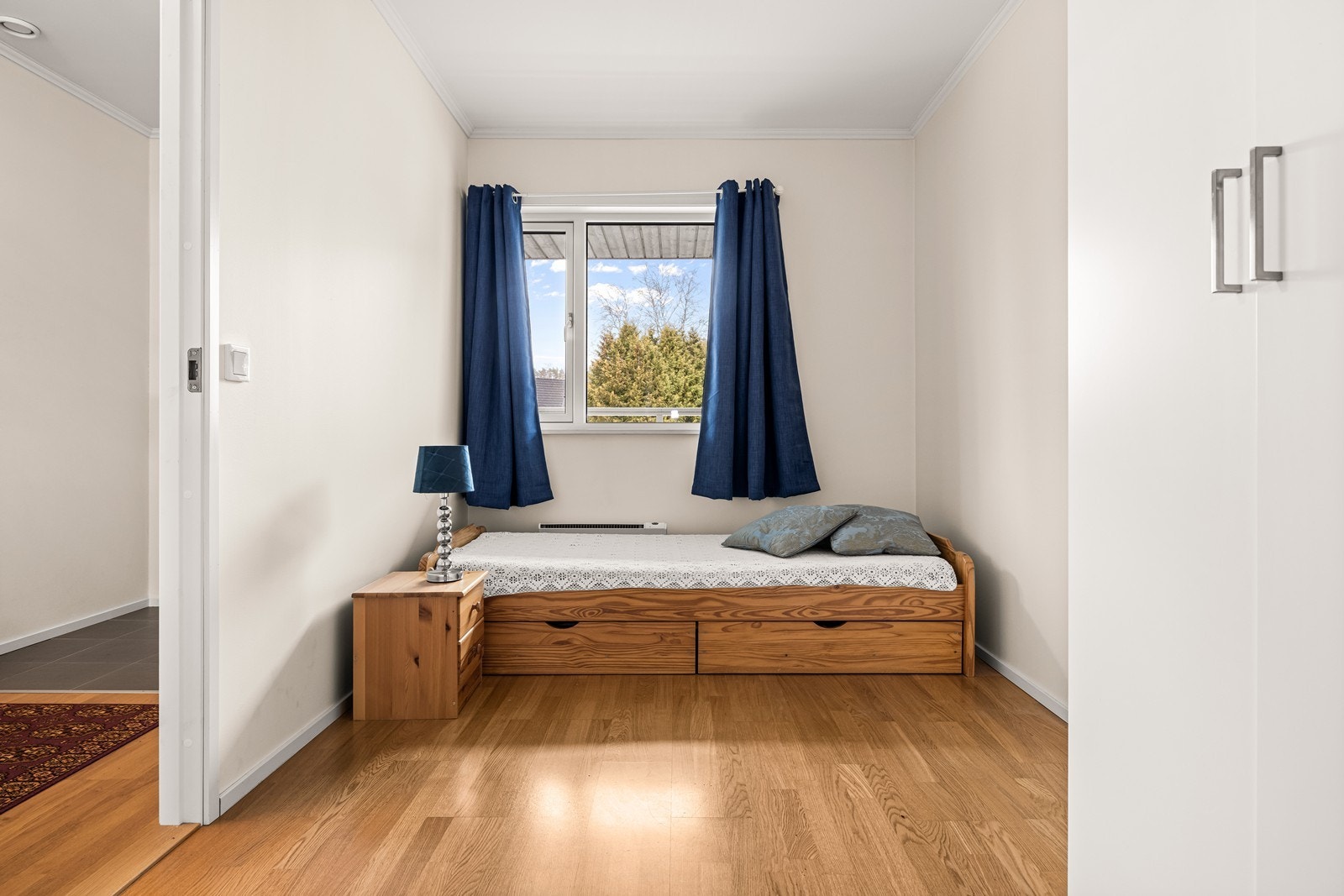 Også her er det parkett på gulv og slettmalte vegger. Galleribilde