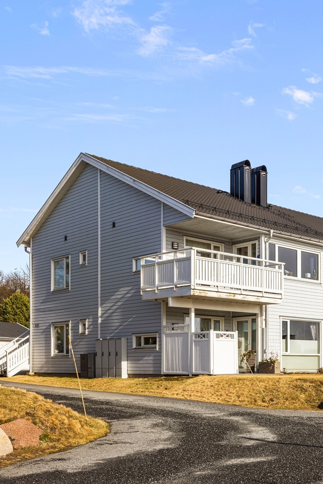 Bygget har yttervegger av trekonstruksjoner med fasader i liggende kledning. Galleribilde