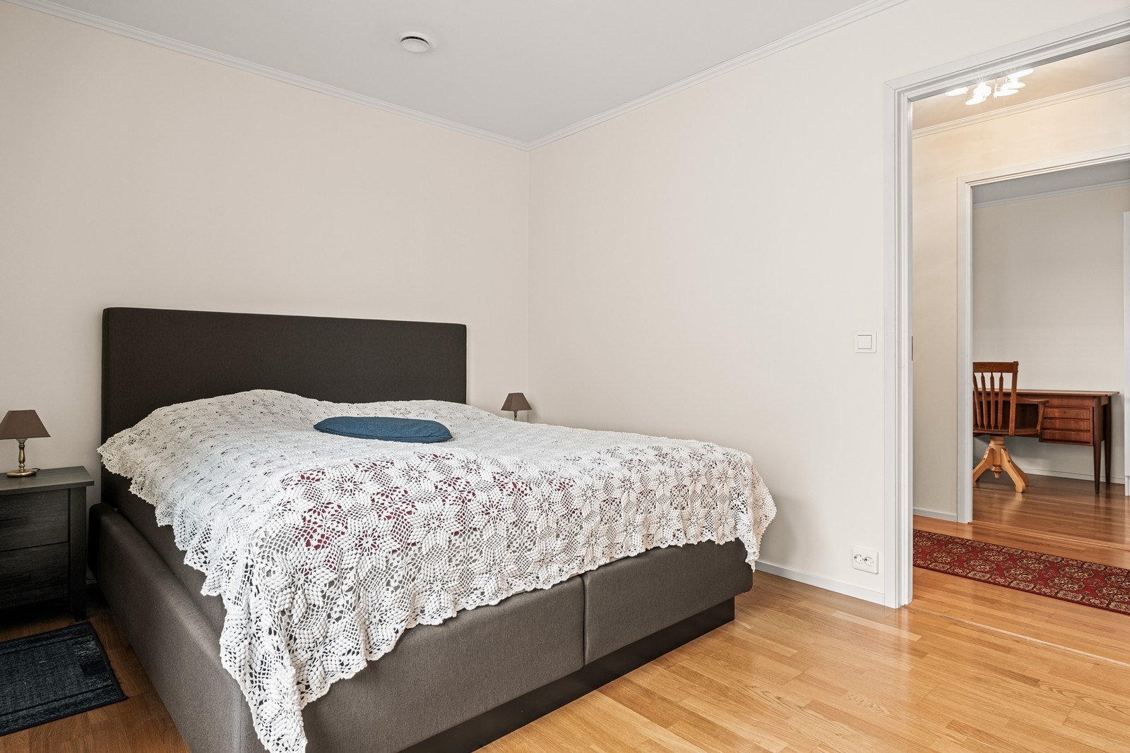 Hovedsoverommet har god plass til dobbeltseng og tilhørende møblement. Galleribilde