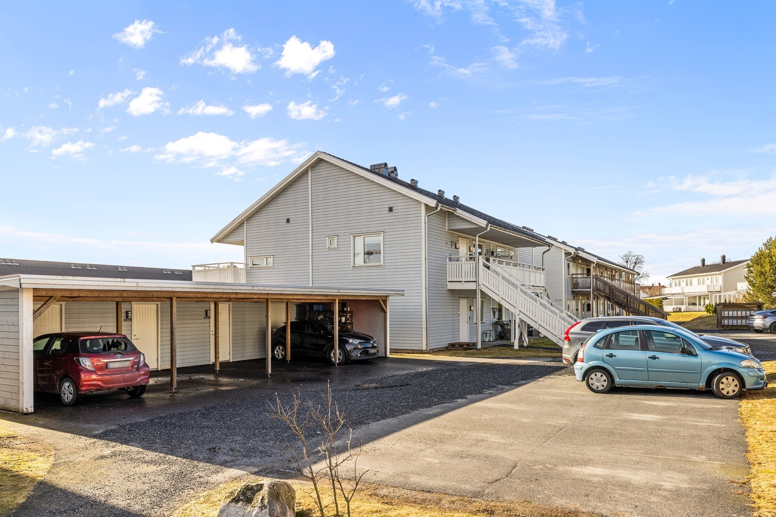 I tilknytning til carporten ligger en ekstern bod på 5 m² for ekstra lagring. Galleribilde