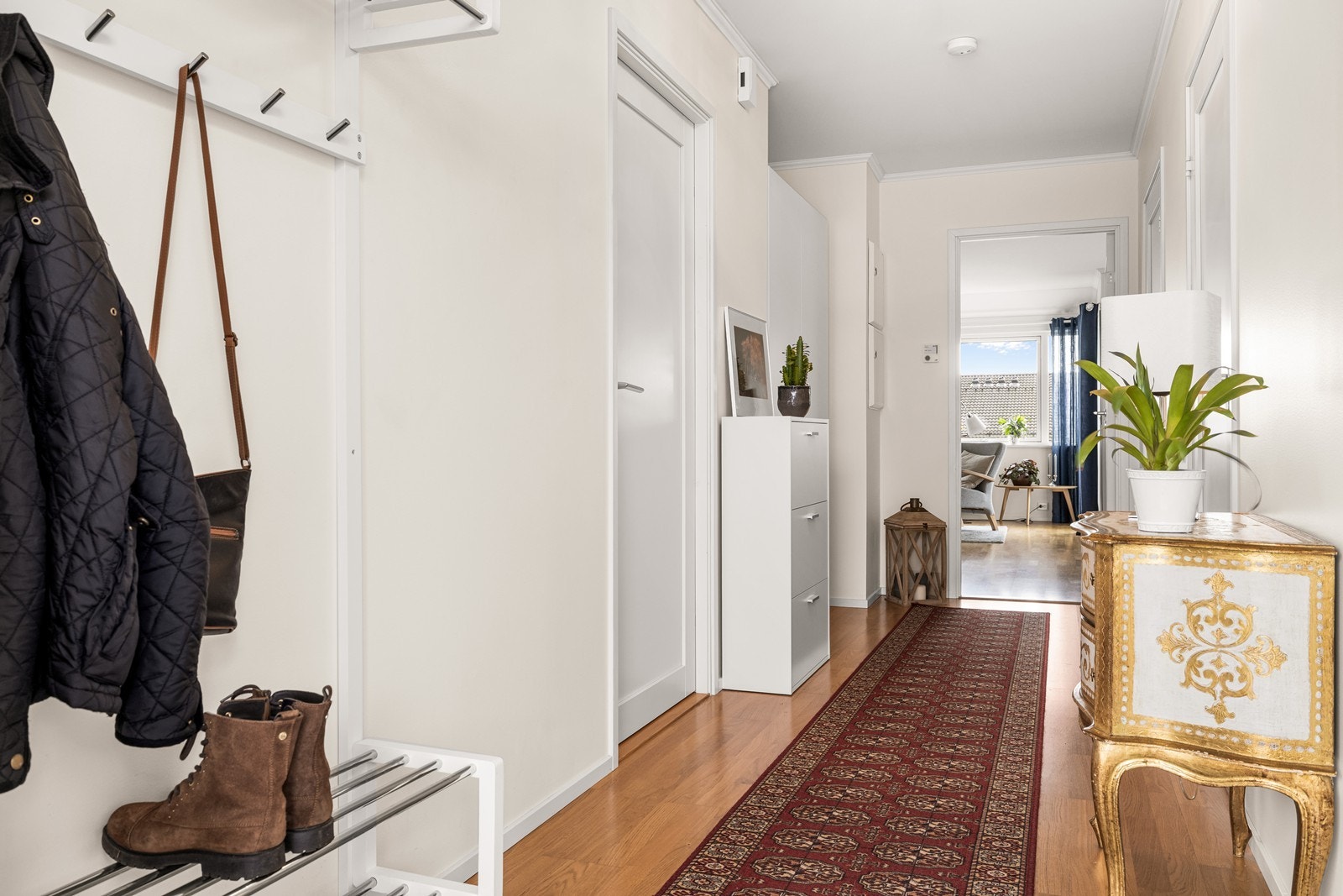 Gangen binder sammen alle rommene i leiligheten på en effektiv måte. Galleribilde