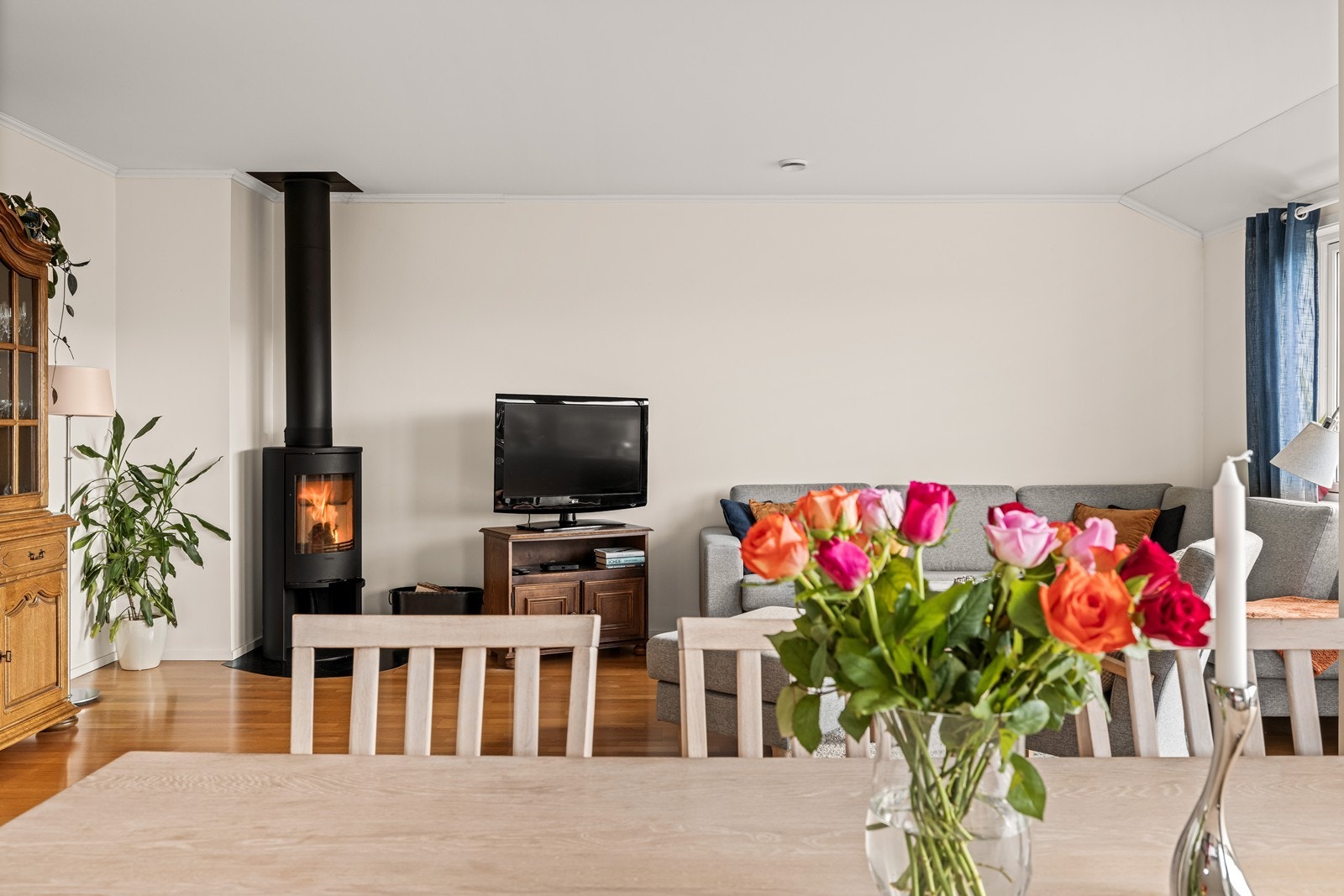 Allrommet har god plass til både sofagruppe og spisebord. Galleribilde