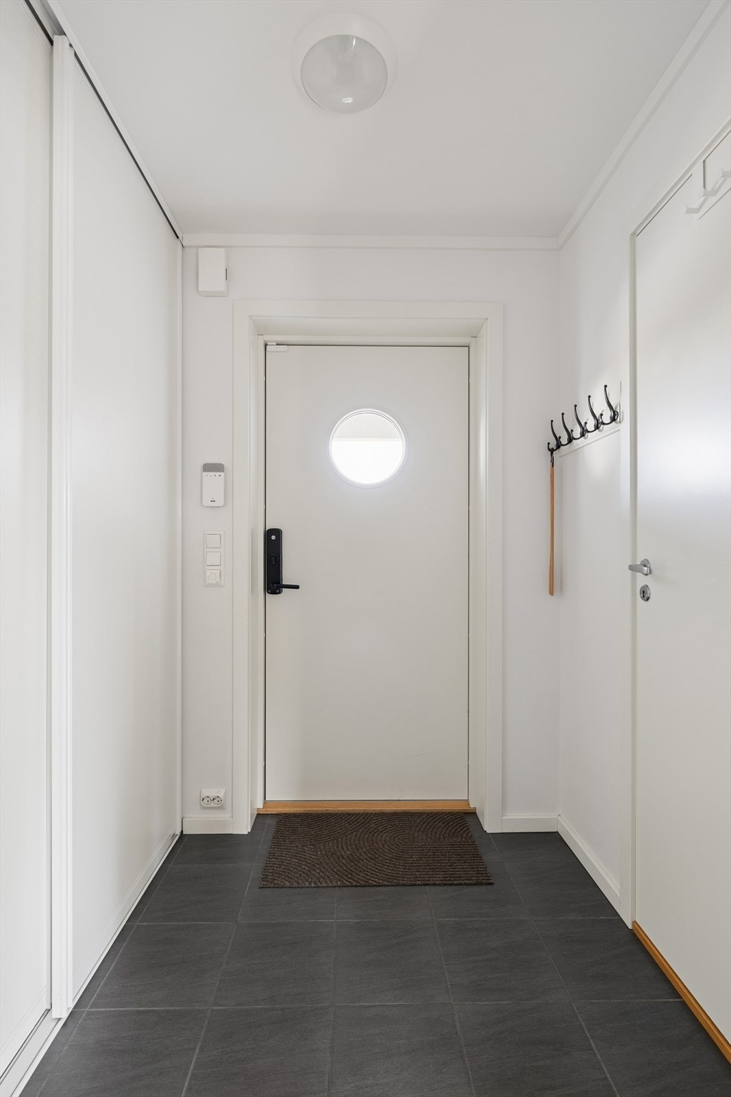 Velkommen inn! Flislagt gulv med varmekabler. Fint lysinnslipp gjennom glassfelt i ytterdøren. Galleribilde