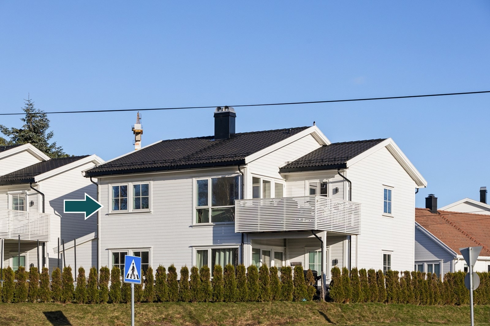 Boligen ligger i 2. etasje i en vertikaldelt tomannsbolig, oppført i 2018. Galleribilde