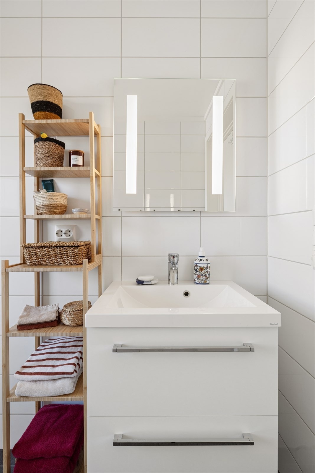 Baderomsinnredningen består av servant med underskap og speilskap med integrert belysning. Galleribilde