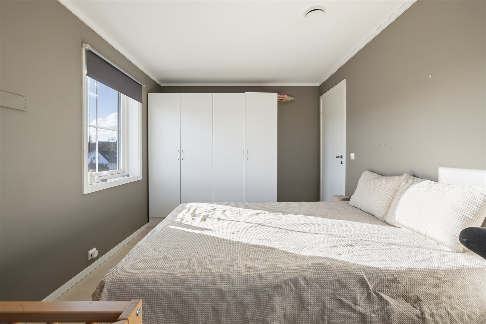 Hovedsoverommet har god plass til dobbeltseng og garderobeløsning. Galleribilde