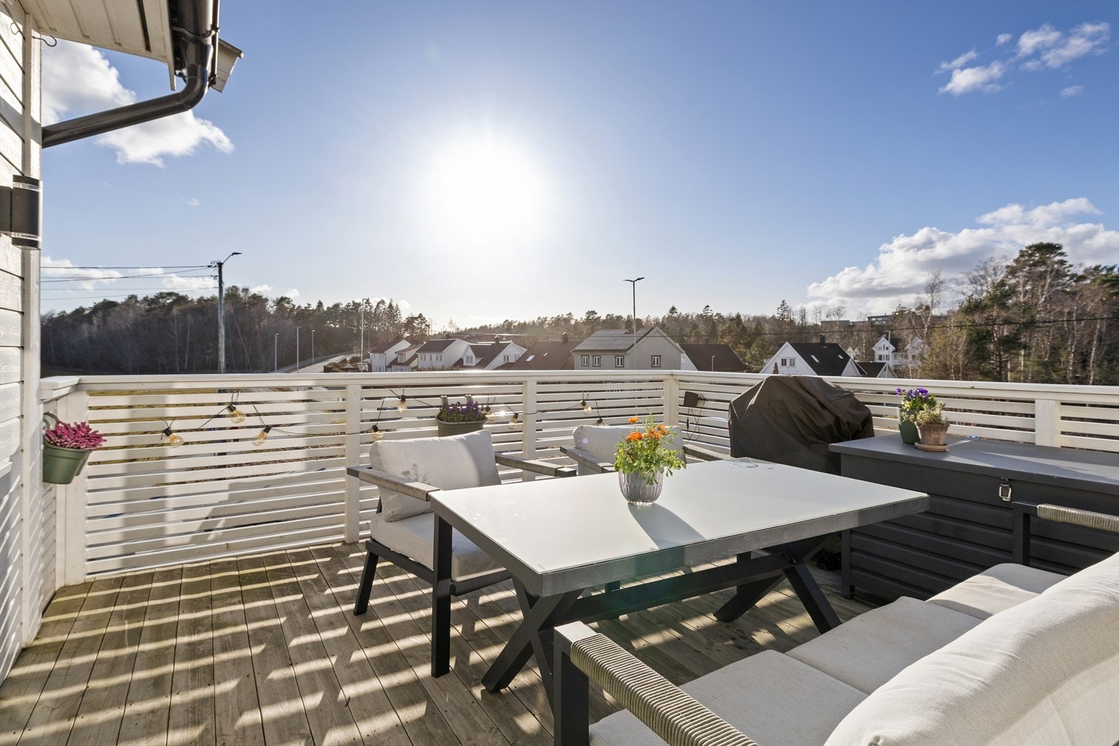 Den syd- og vestvendte verandaen med bruksareal på 14 m², har gode solforhold og plass til en romslig sittegruppe. Galleribilde