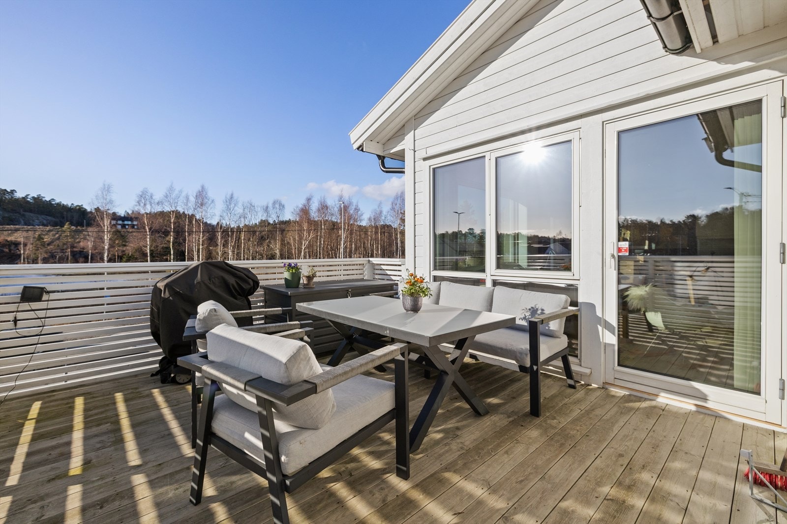 Verandaen er en fin forlengelse av stuen på varme dager. Galleribilde