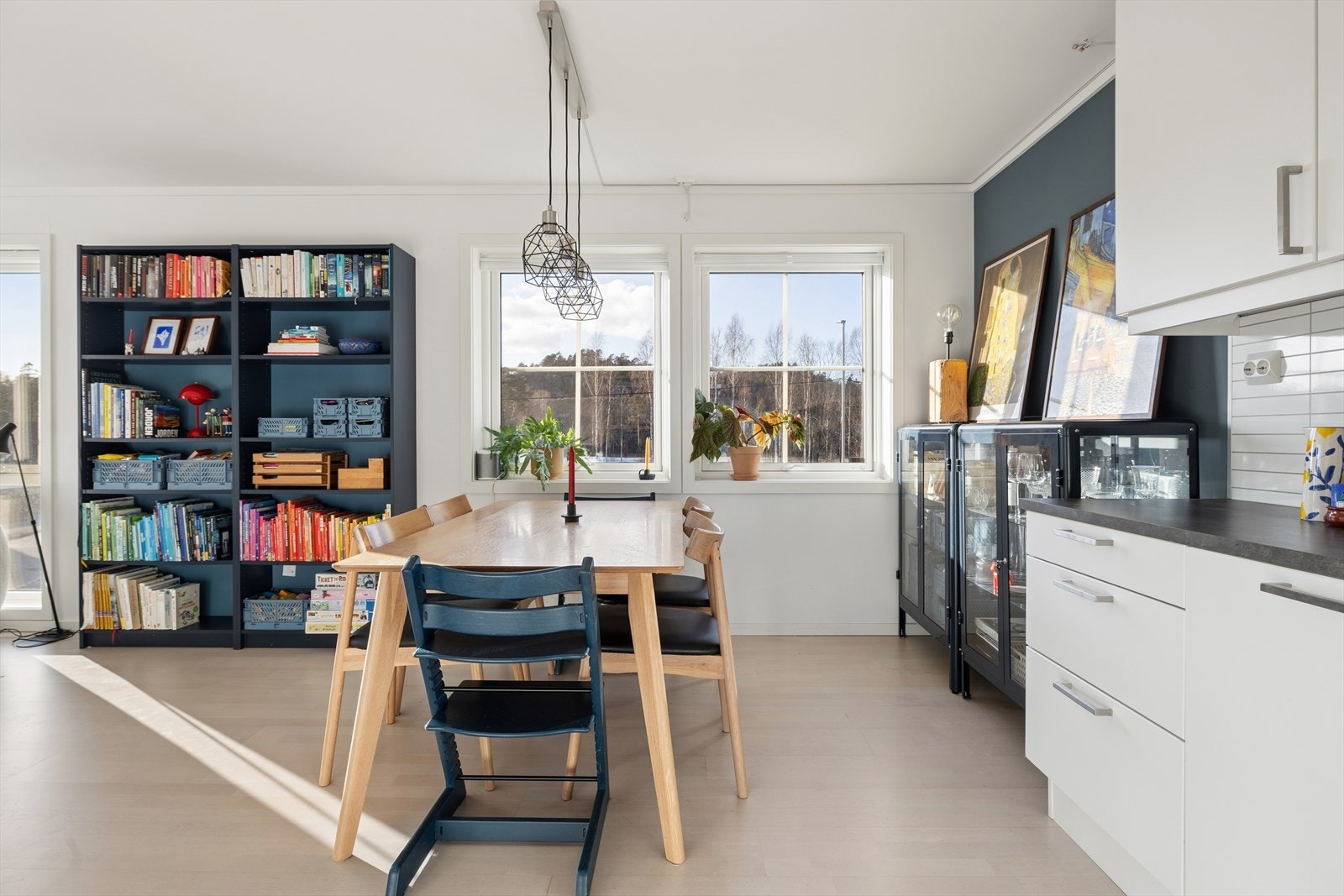 Her er det god plass til en spisegruppe i tilknytning til kjøkkenet. Galleribilde