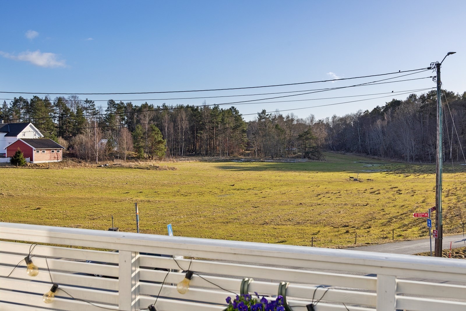 Eiendommen er beliggende i et rolig område med nærhet til sjøen og fine turområder ved Groos. Galleribilde