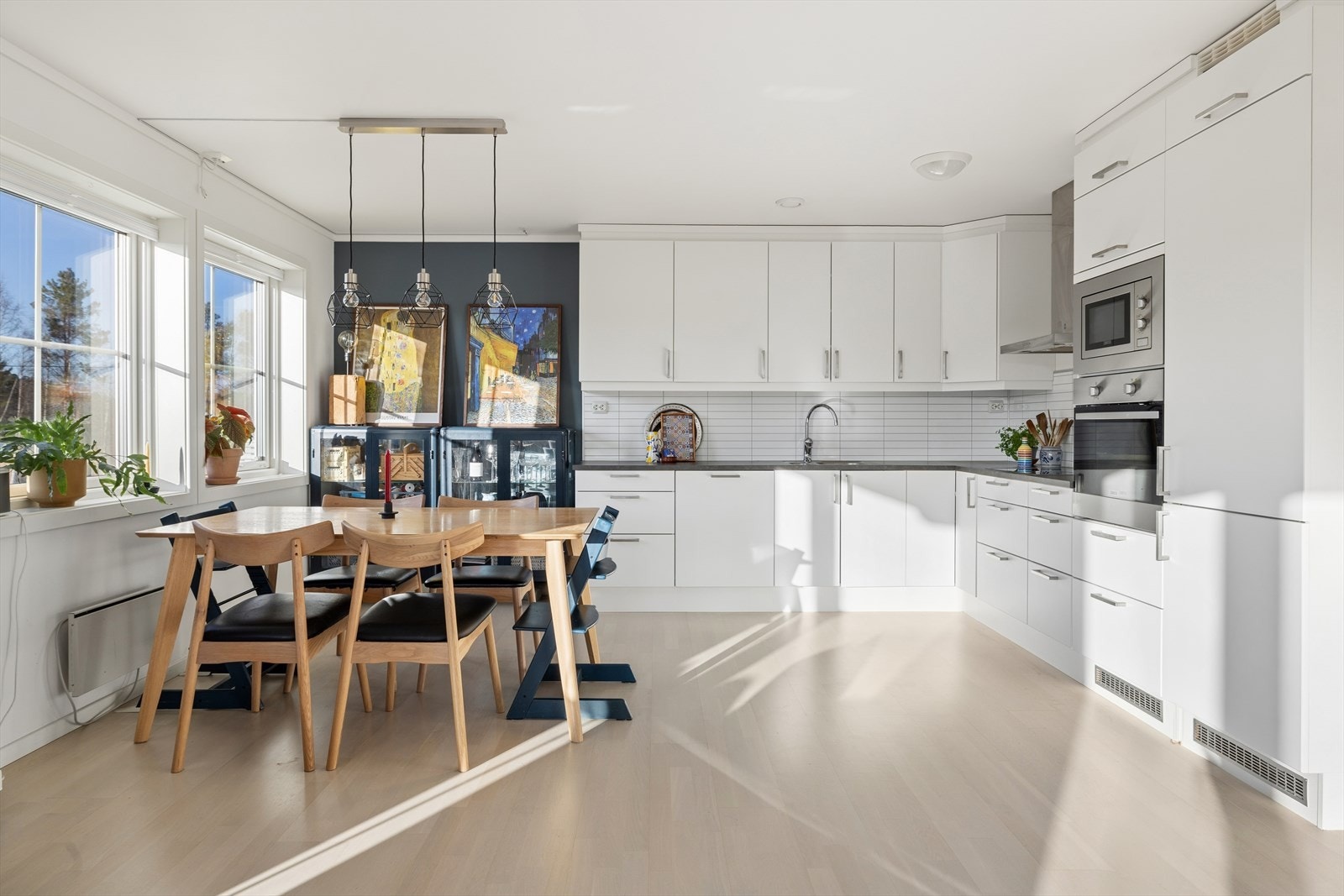 Den åpne løsningen mellom stue og kjøkken skaper en sosial og luftig atmosfære. Galleribilde