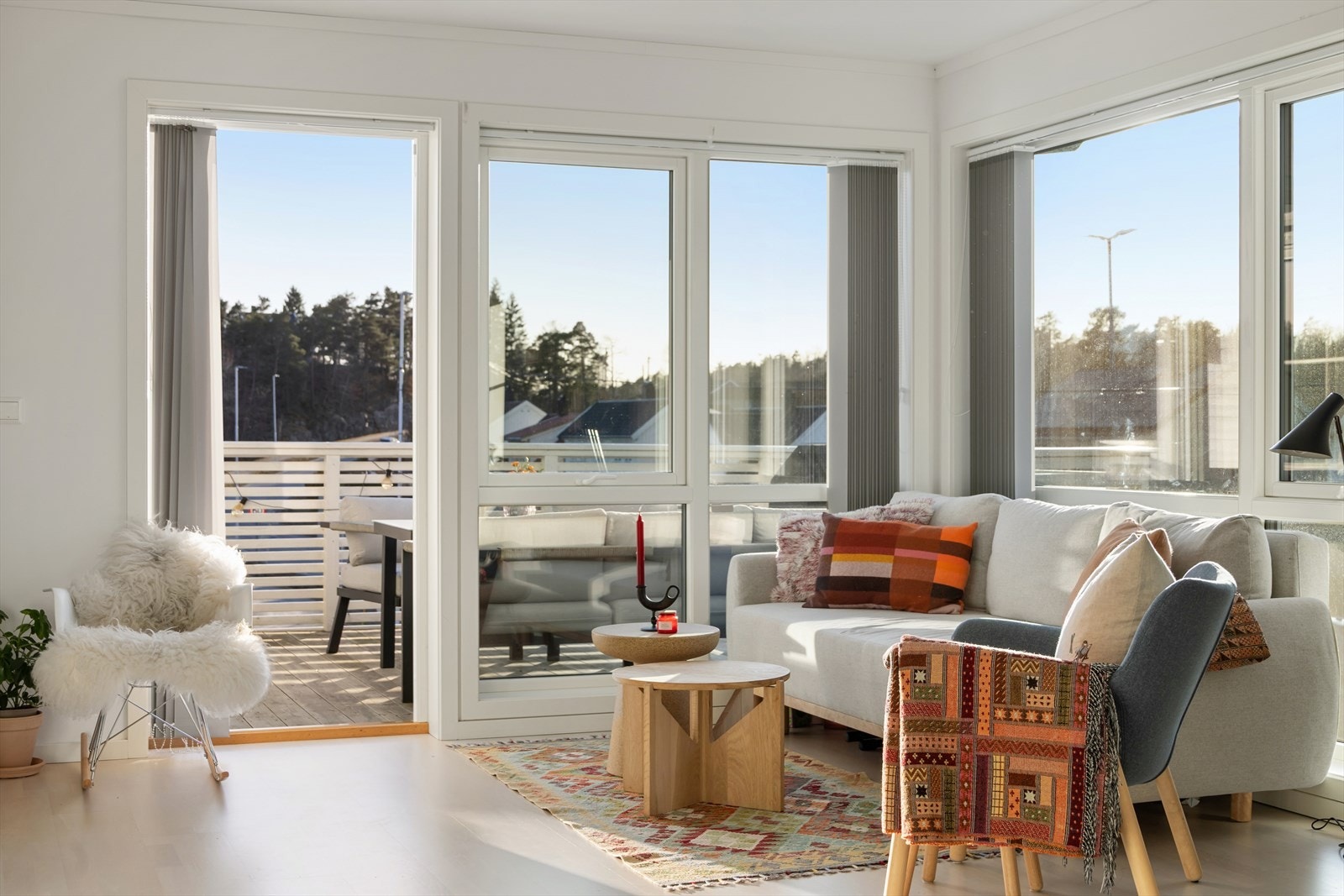 Fra stuen er det direkte utgang til en herlig veranda, som blir en fin forlengelse av rommet på sommeren. Galleribilde