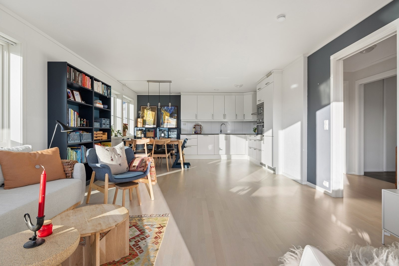 Stue og kjøkken ligger i åpen planløsning, er romslig og gir fleksibilitet for ulike møbleringsløsninger. Galleribilde