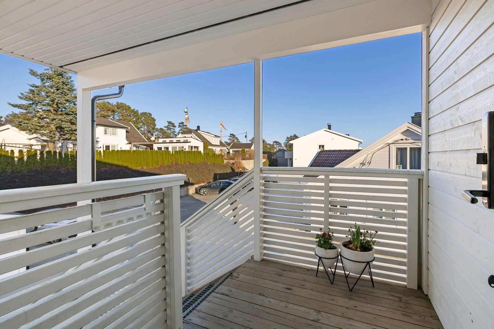 Utvendig trappeadkomst opp til et hyggelig, overbygget inngangsparti. Galleribilde